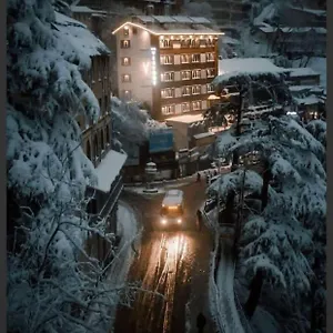 **** Hotel Victory At Mall Road India
